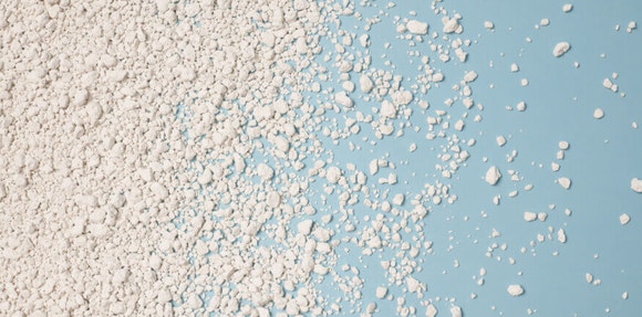 Vogelperspectief van het product verspreid over een blauw oppervlak 